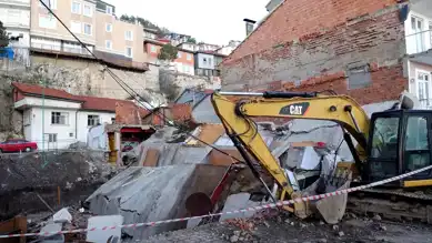 Eğirdir'de Boş Bina Çöktü: Komşular Tahliye Edildi