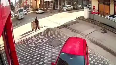 Isparta'da Yaya, Savrulan Otomobilin Pençesinden Kurtuldu!