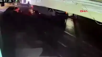 Isparta'da Minibüs Park Halindeki Araca Çarptı