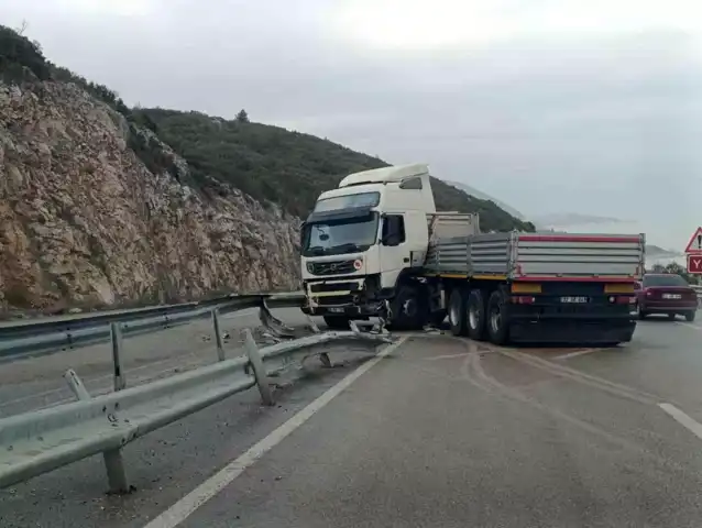 İlçede Tır Kazası: Trafik Aksadı