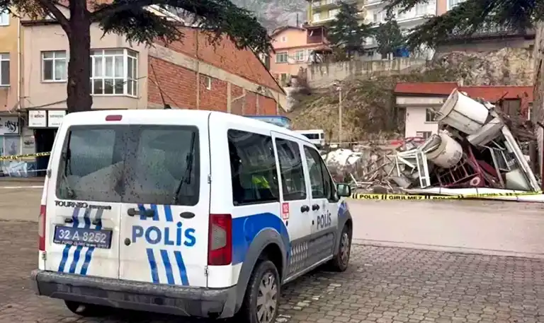 Eğirdir'de Bina Çöktü: 5 Gündür Polis Nöbeti!