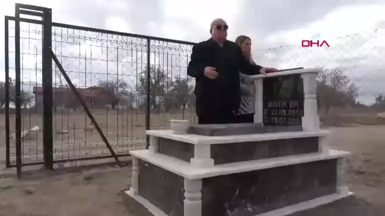 Görme Engelli Adamın Sadık Dostuna Mezarı