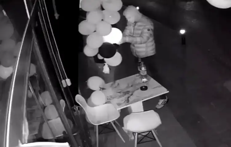 Isparta'da Çiğ Köfte Dükkanına Vandalizm! Balonlar Yakıldı!