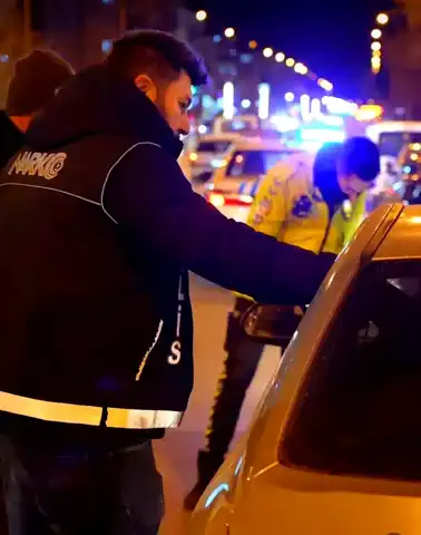 Isparta'da 24 Saatlik Güvenlik Operasyonu: 2 Aranan Şahıs Yakalandı
