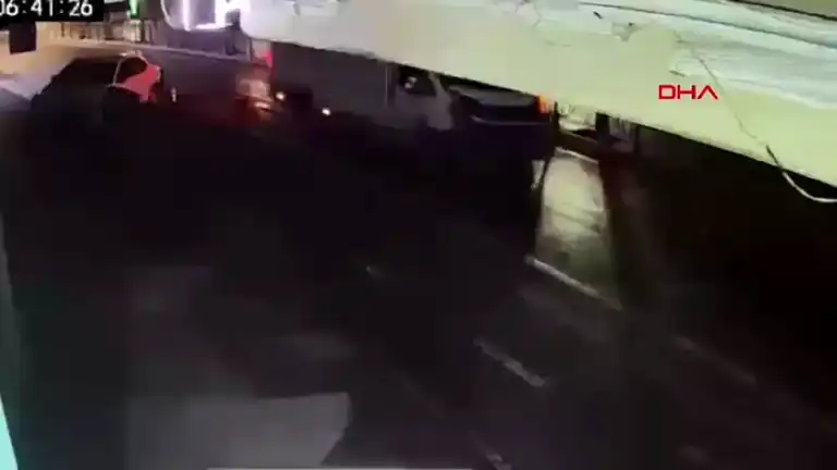 Isparta'da Minibüs Park Halindeki Araca Çarptı