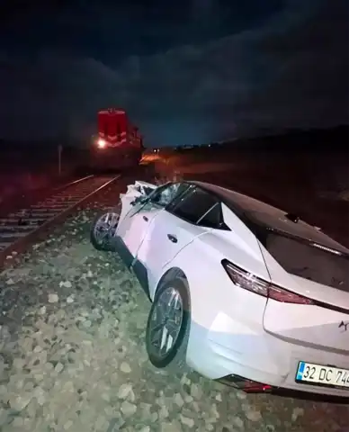 Isparta'da Tren-Otomobil Kazası: Ağır Yaralı