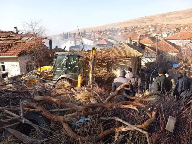 Köyde Yangın: İki Ev Yandı