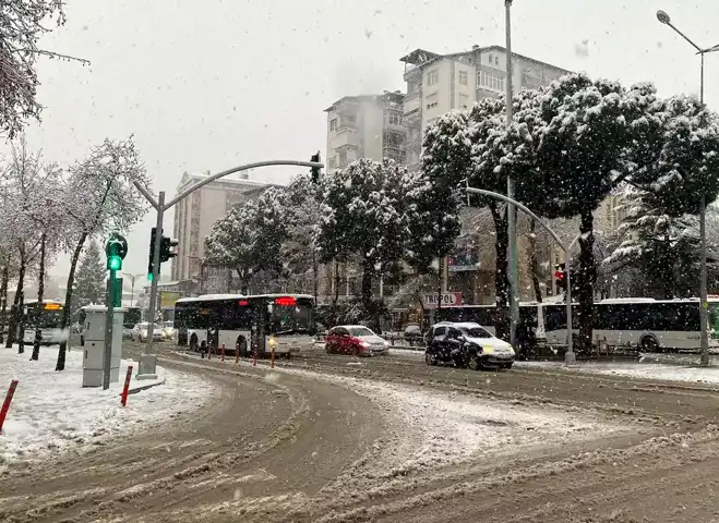 Isparta'da Yaşamı Felç Eden Yoğun Kar Yağışı