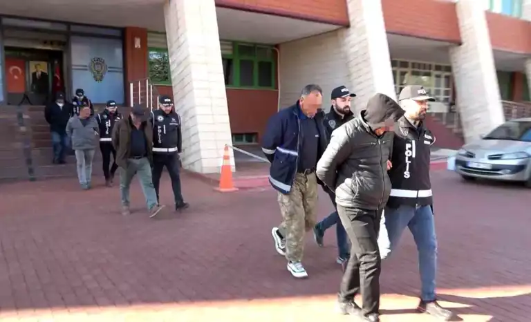 Belediye Yelekleriyle Kaçak Kazı: 5 Tutuklama